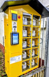 Honigautomat von Herr Honig (Uli Müller) in Ingelheim mit regionalem Honig und bargeldloser Bezahlmöglichkeit für den Honigverkauf rund um die Uhr.