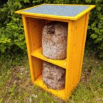 Traditionelle Korbbeuten in einem wettergeschützten Bienenstand der wesensgemäßen Bienenhaltung einer Korbimkerei.