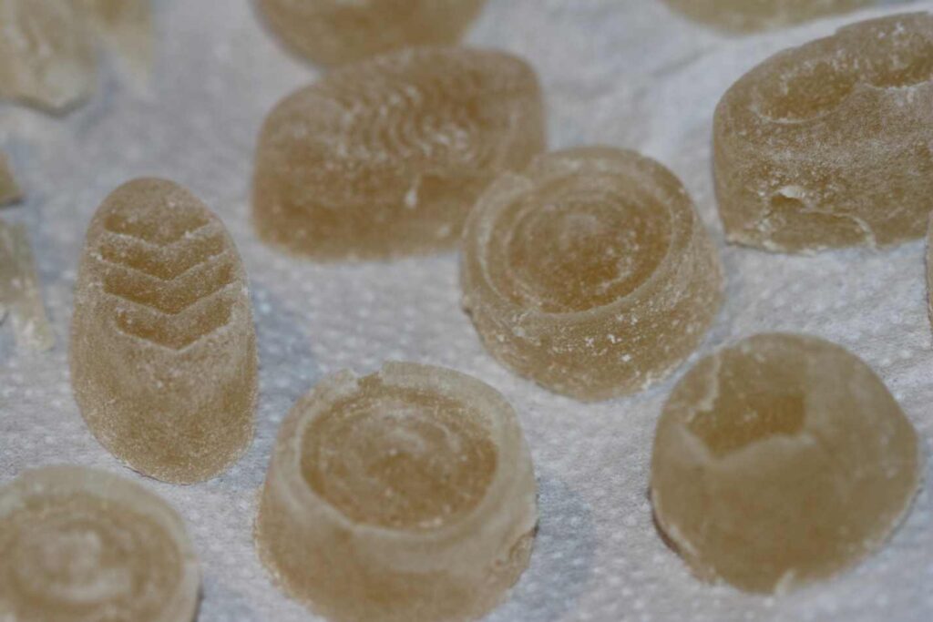 Handgefertigte Honigbonbons mit echtem Honig in verschiedenen Formen.