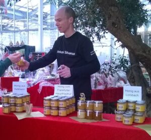 Markus Weimar verkauft Honig seiner ehemaligen Imkerei Silvanus auf einem regionalen Markt.