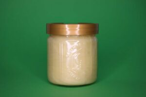 Cremiger Honig im Honigglas – wichtigste Zutat für die Herstellung von Met (Honigwein).