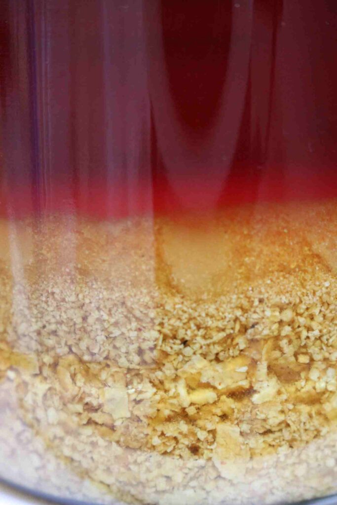 Propolis wird in Alkohol angesetzt, um die wertvollen Inhaltsstoffe aus dem Bienenharz zu gewinnen.