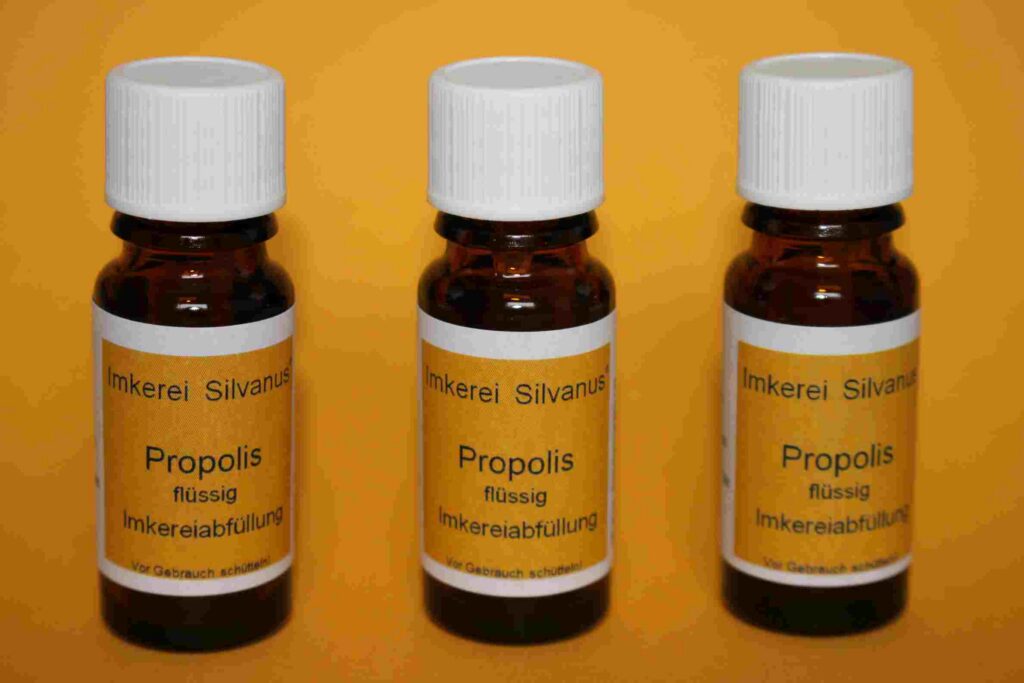 Drei Fläschchen mit flüssiger Propolis-Tinktur aus einer Imkerei