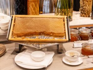 Wabenhonig in einem Holzrähmchen – naturbelassener Honig direkt aus der Honigwabe.