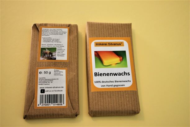 Verpackte Blöcke aus reinem Bienenwachs der Imkerei Silvanus mit Vorder- und Rückseite der Verpackung.