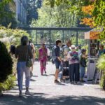 Besucher auf dem Bienenfestival zwischen Ausstellern, Gärten und Informationsständen rund um Bienen und Imkerei.