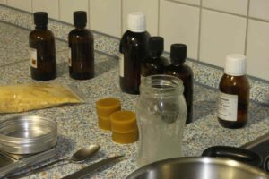 Versuchsküche zur Entwicklung natürlicher Kosmetik mit Bienenwachs, Pflanzenölen und weiteren Bienenprodukten.